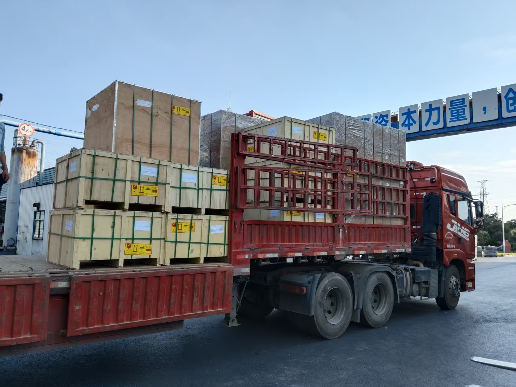 Embalaje seguro de piezas de hornos de grafito en cajas de madera contrachapada reforzada en un cami&oacute;n de reparto.