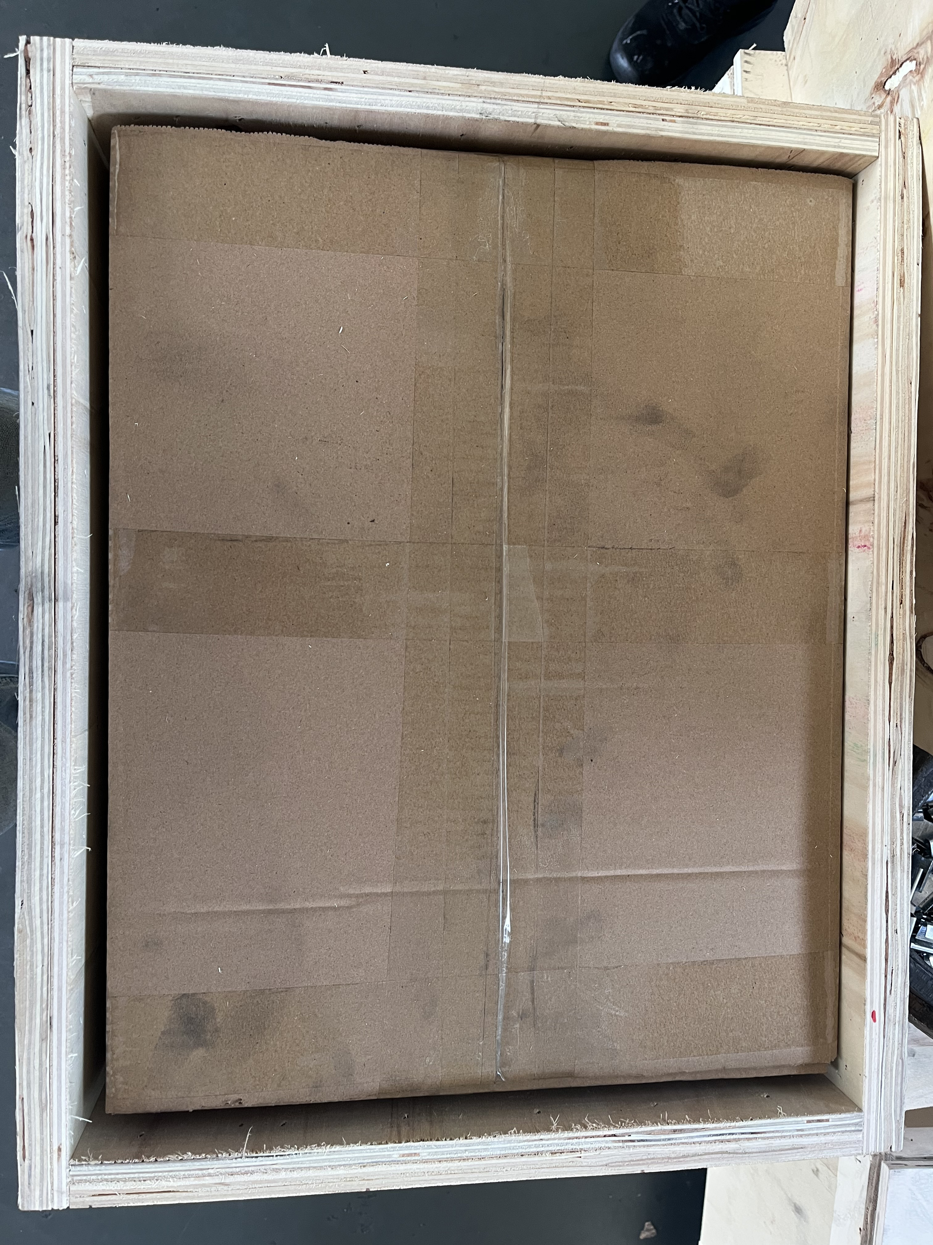 Anillo de grafito embalado en caja de madera con caja interior de cart&oacute;n.