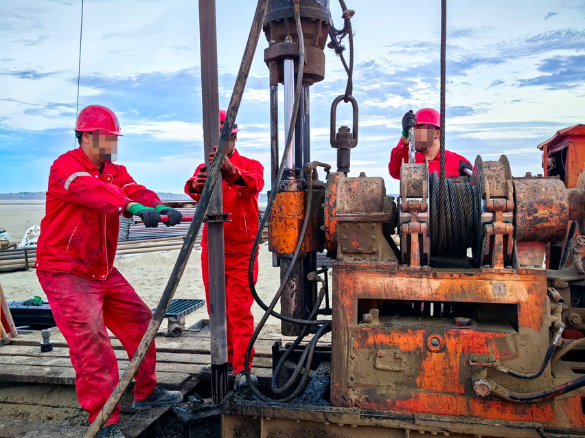 Una escena de operaciones de perforaci&oacute;n con diamante en un sitio de exploraci&oacute;n geol&oacute;gica, con brocas fabricadas con moldes de grafito de alta pureza para un muestreo de n&uacute;cleos eficiente y estable.