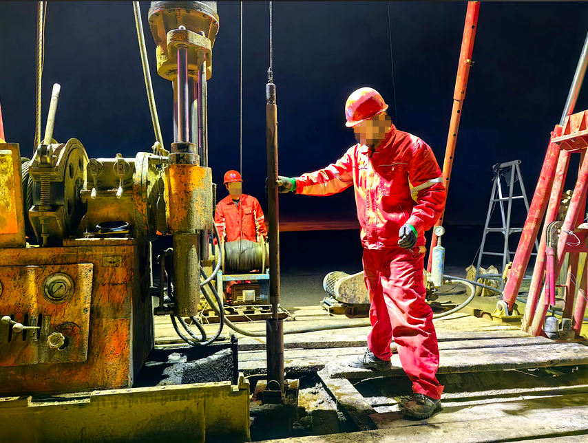 Brocas de diamante en uso en un sitio de perforaci&oacute;n de ingenier&iacute;a; Estas brocas, fabricadas con moldes de grafito, ofrecen alta precisi&oacute;n y son adecuadas para cimientos de construcci&oacute;n y perforaci&oacute;n de ingenier&iacute;a.