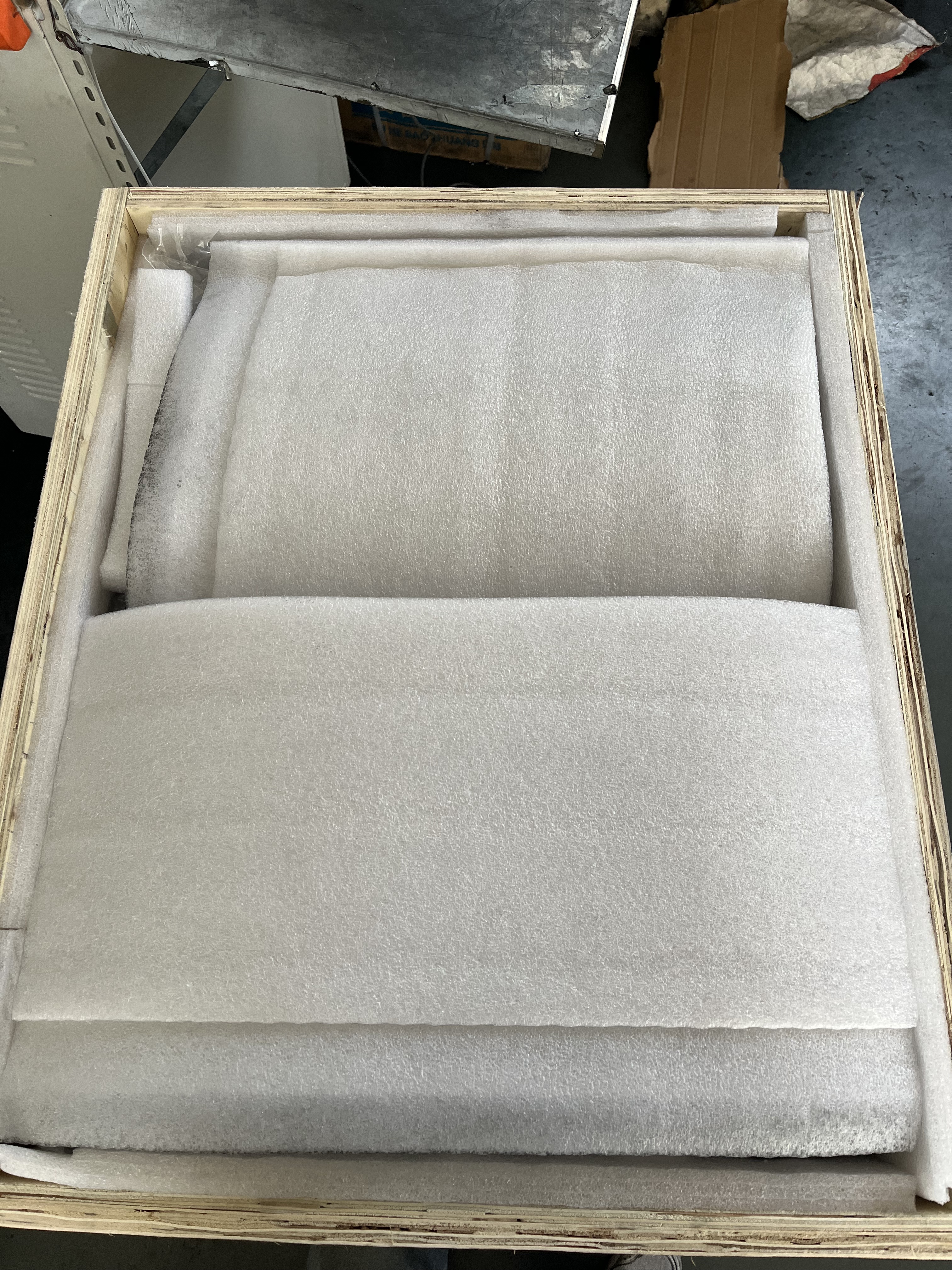 Anillo de grafito embalado en estuche de madera con espuma de poliestireno expandido.