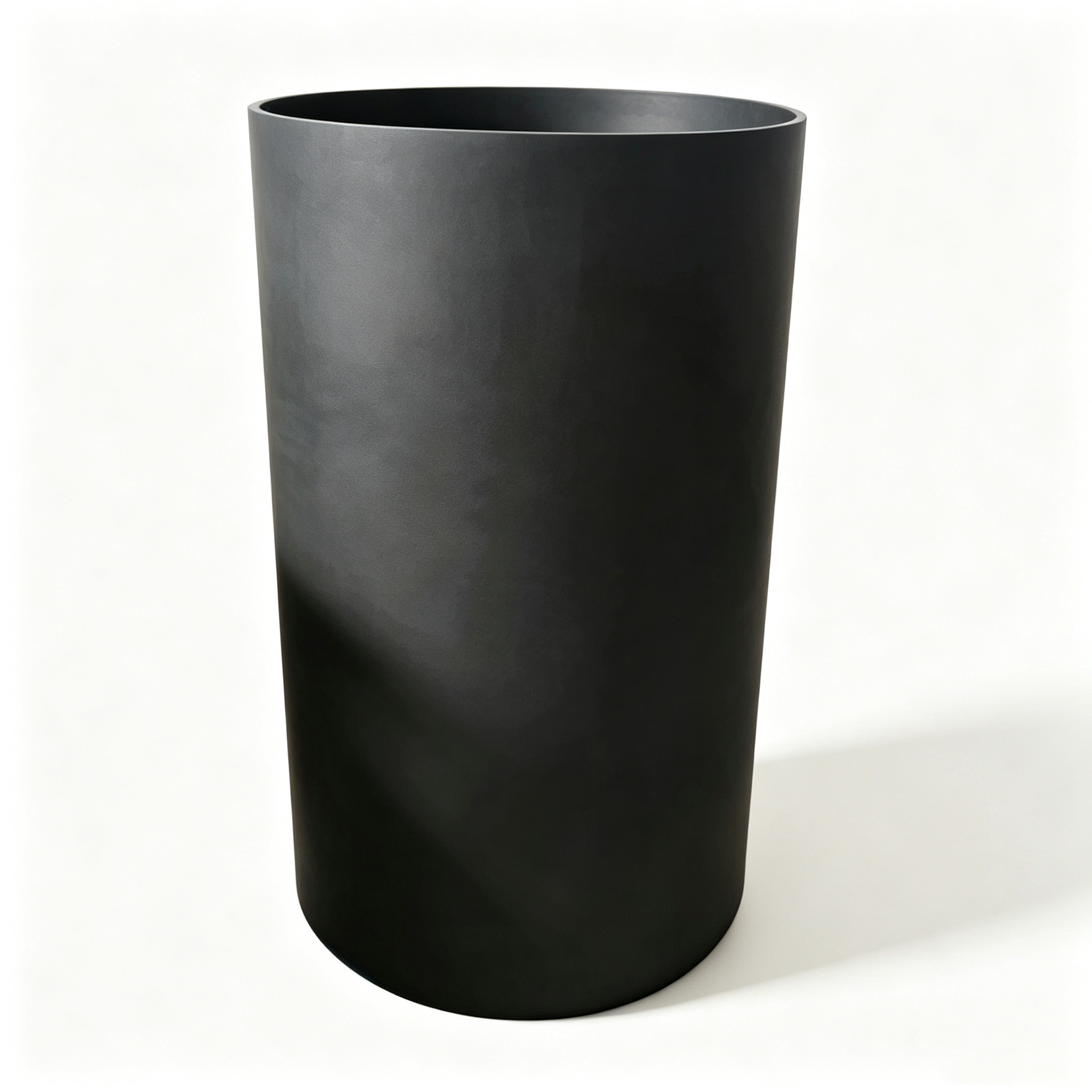 Vista lateral del crisol de grafito de pared alta con acabado oscuro, recipiente de fusi&oacute;n industrial cil&iacute;ndrico alto con fondo redondeado, material de grafito denso para uso en hornos de alta temperatura NHD Carbon
