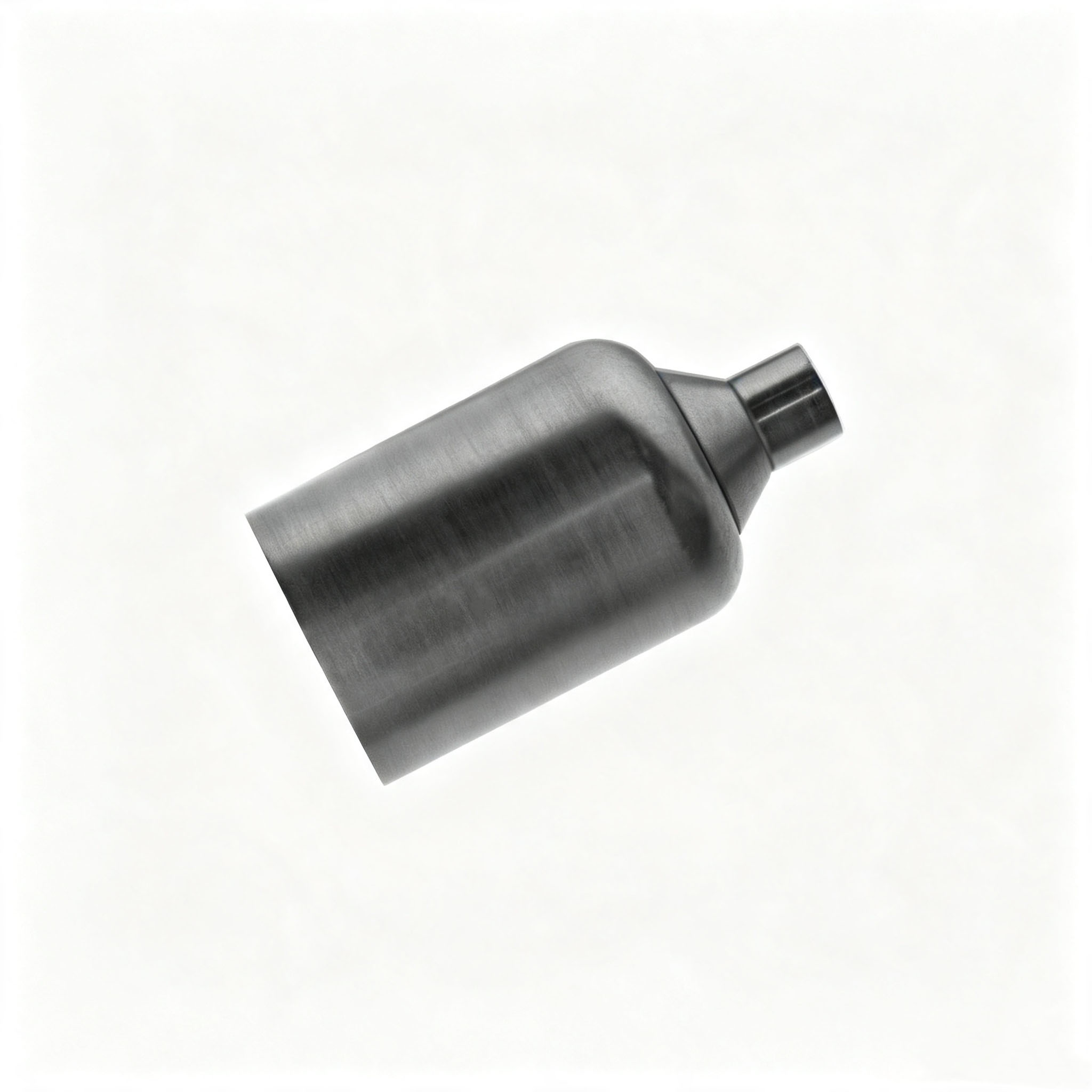 Foto de producto inclinada de crisol de grafito prensado isost&aacute;tico con cuello de descarga c&oacute;nico integrado, recipiente de grafito de dimensiones personalizables para equipos de fundici&oacute;n autom&aacute;tica