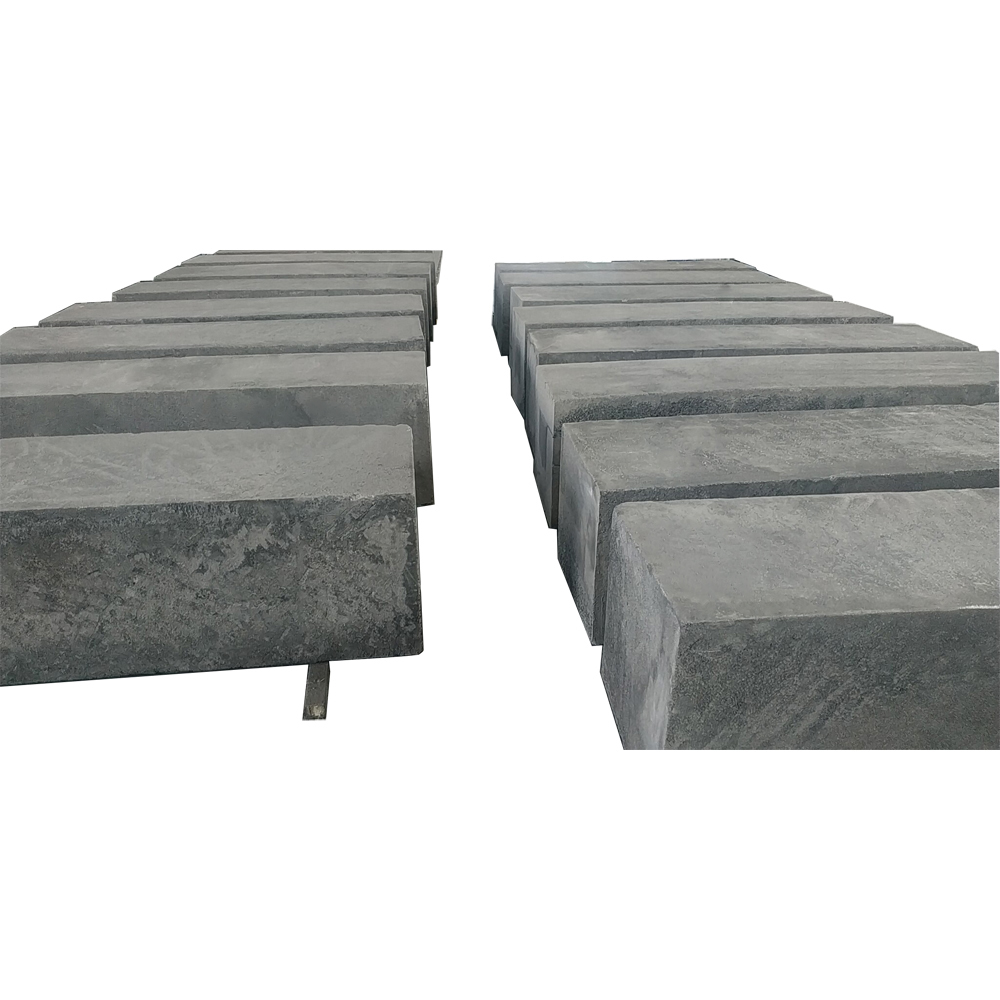 Lote de bloques de grafito de grano medio dispuestos en una l&iacute;nea de producci&oacute;n, moldeados por vibraci&oacute;n con un tama&ntilde;o de grano constante de 0,8 mm a 2,0 mm y una densidad estable para la fabricaci&oacute;n de moldes industriales.
