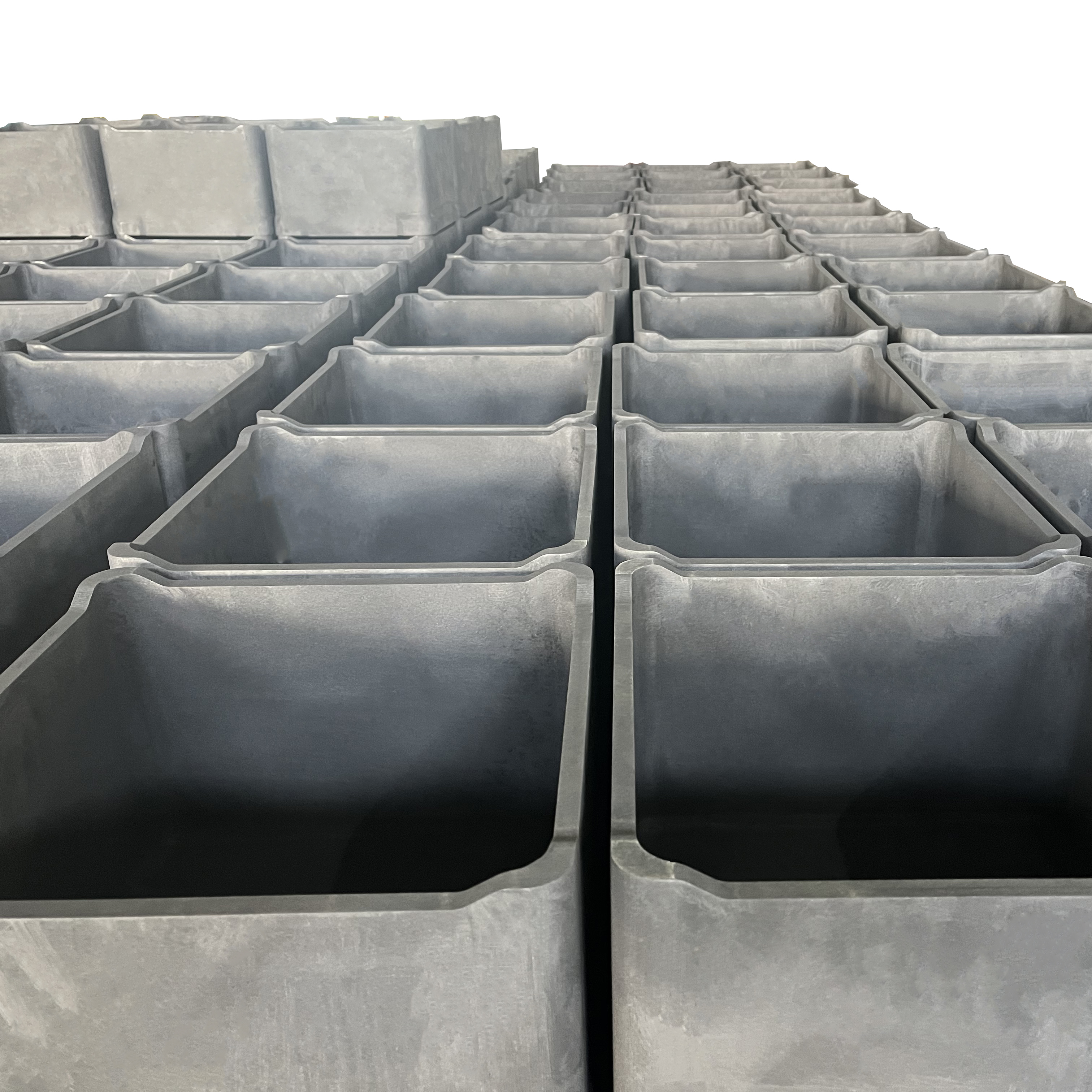 Gran lote de hundimientos de grafito isost&aacute;tico en una pila en perspectiva que muestra una calidad constante y dimensiones uniformes para pedidos de pulvimetalurgia de gran volumen