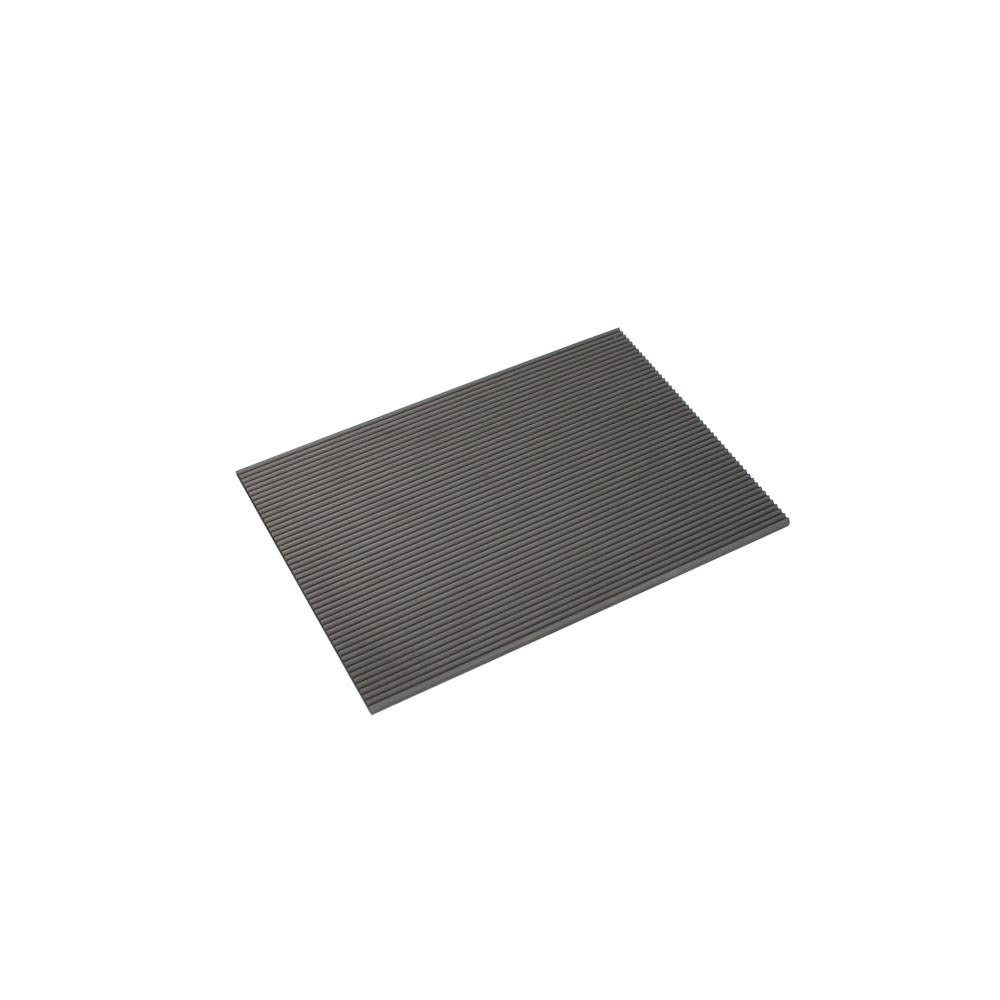 Vista en &aacute;ngulo de una placa de grafito isost&aacute;tico de ranura fina con crestas paralelas uniformes para aplicaciones de disipadores de calor semiconductores