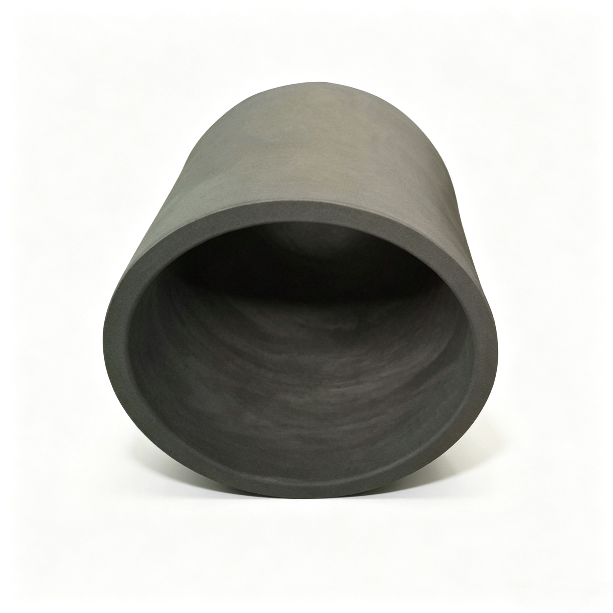 Crisol de grafito est&aacute;ndar, vista superior de pared gruesa en &aacute;ngulo, superficie interior oscura y lisa, crisol industrial cil&iacute;ndrico para refinaci&oacute;n de metales preciosos, grafito isost&aacute;tico de alta densidad NHD Carbon