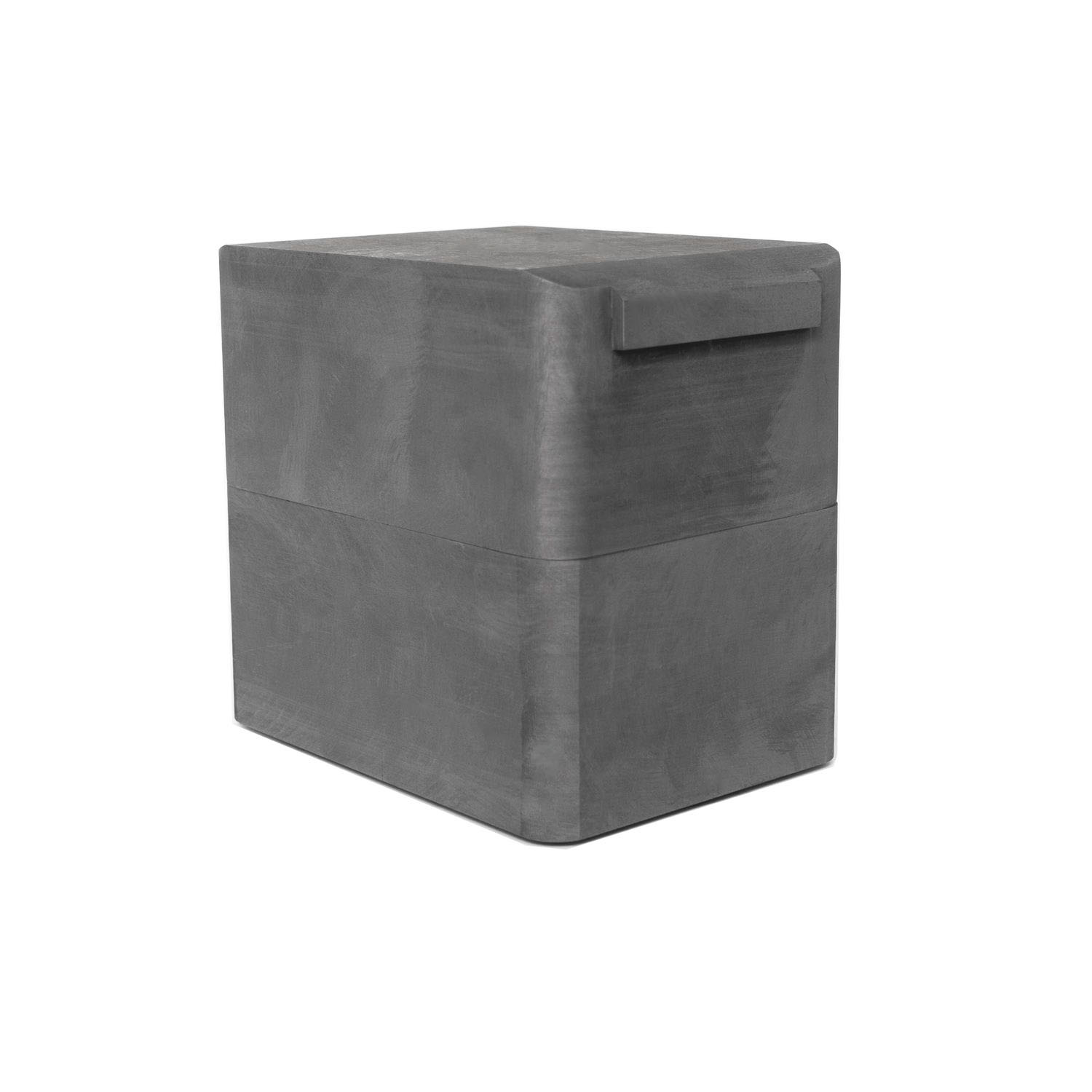 Caja isost&aacute;tica c&uacute;bica de grafito con tapa cerrada y asa lateral integrada, dise&ntilde;ada para apilarse de forma segura en hornos de sinterizaci&oacute;n al vac&iacute;o de alta temperatura