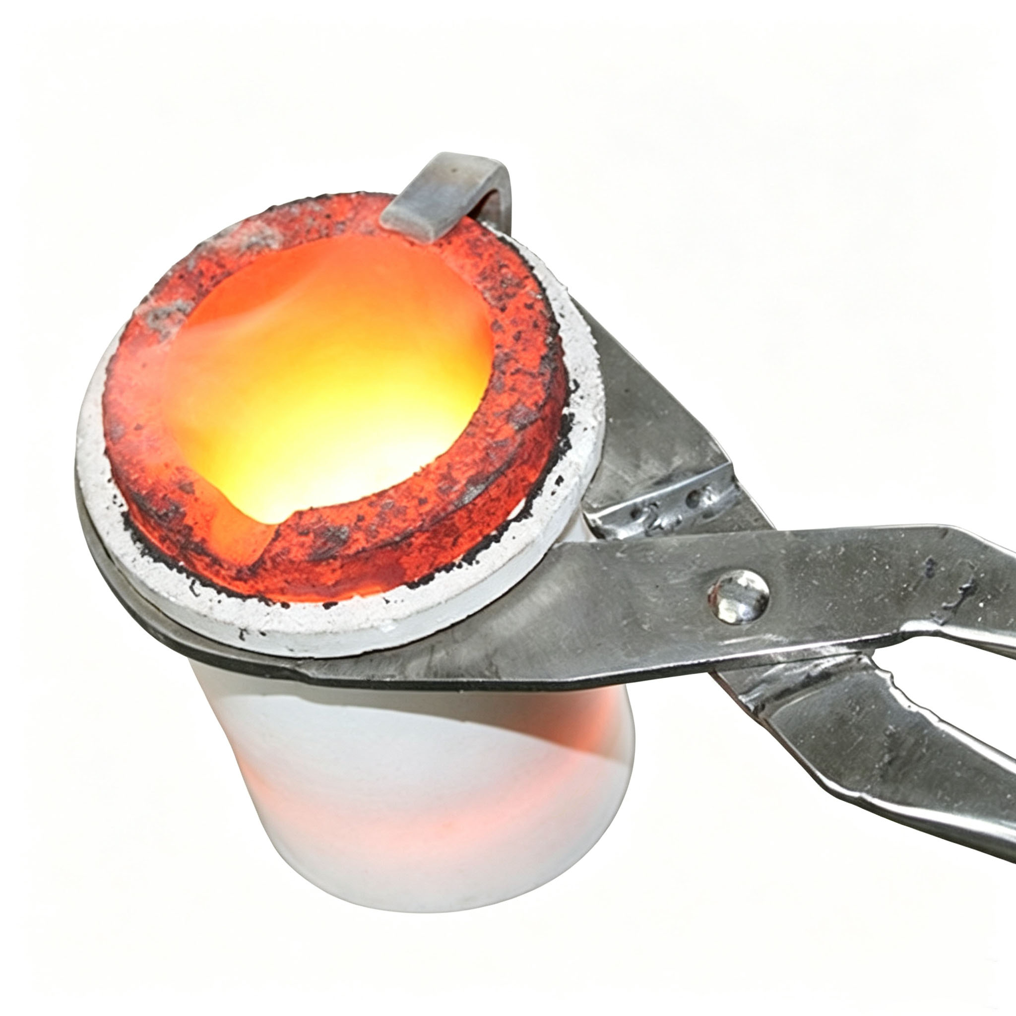Crisol de grafito de doble anillo que contiene metal precioso fundido durante el proceso de reciclaje y refinaci&oacute;n, fusi&oacute;n de oro y plata a alta temperatura con pinzas de crisol