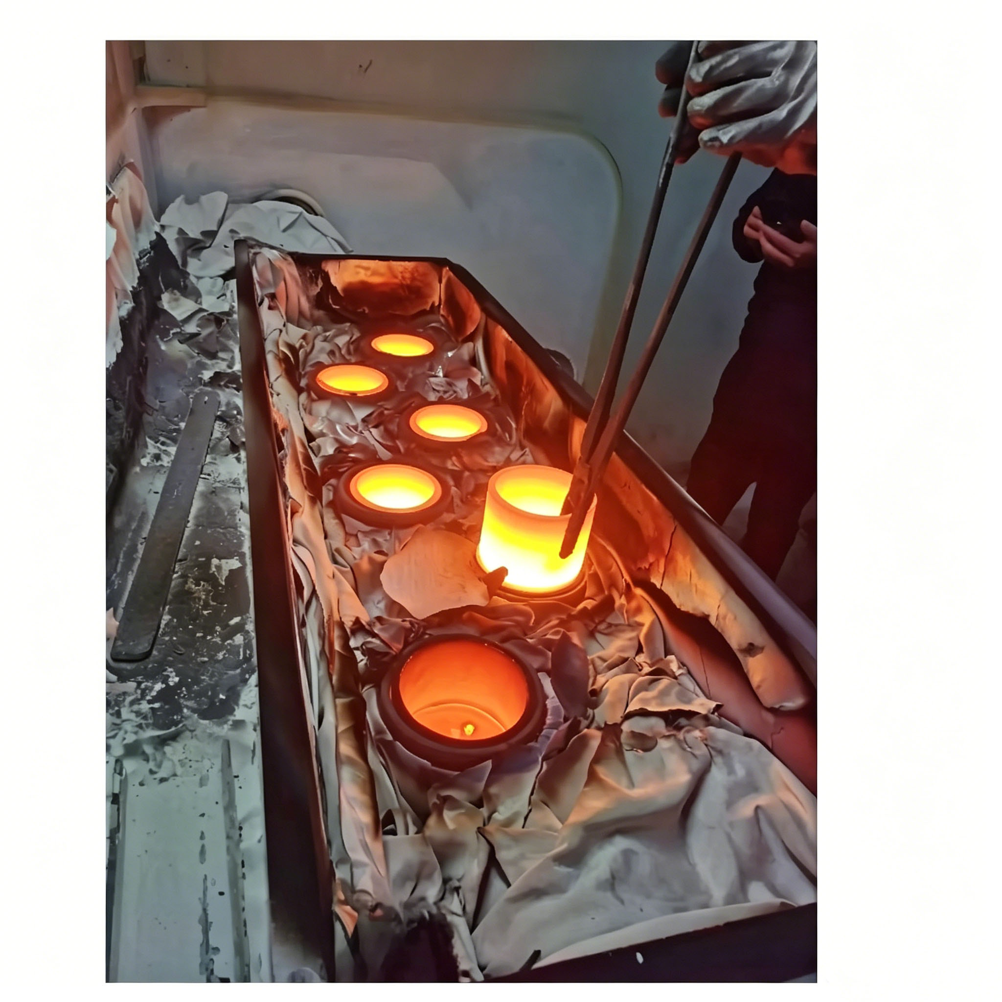 Crisoles de grafito industriales en una l&iacute;nea de producci&oacute;n de recubrimiento por evaporaci&oacute;n al vac&iacute;o, dise&ntilde;ados para la fusi&oacute;n continua de aluminio y la deposici&oacute;n de pel&iacute;culas delgadas