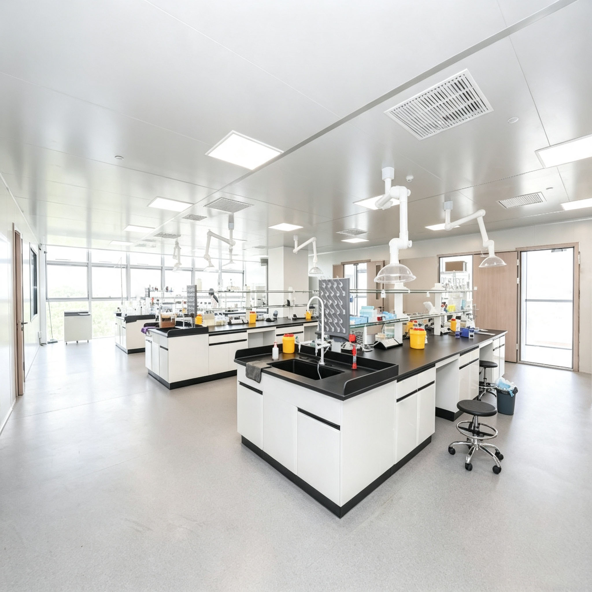 Amplio laboratorio de pruebas moderno y limpio con bancos de trabajo qu&iacute;micos, campanas de extracci&oacute;n de humos, laboratorio de an&aacute;lisis de composici&oacute;n de materiales met&aacute;licos para pruebas de pureza de metales preciosos, investigaci&oacute;n de aleaciones, control de calidad de f&aacute;brica y experimentos de materiales universitarios.