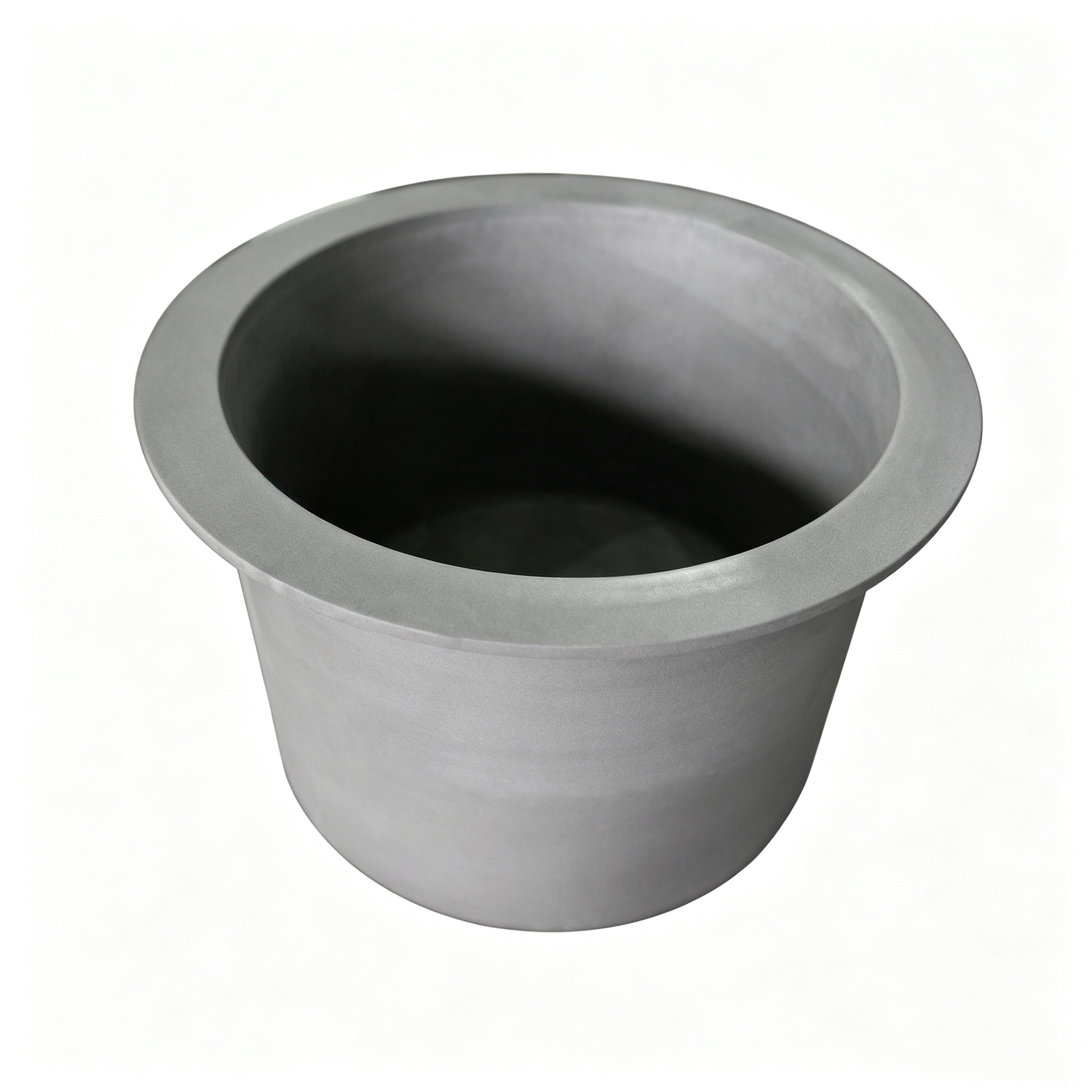 Crisol de grafito c&oacute;nico, parte superior ancha, parte inferior estrecha, vista en &aacute;ngulo, dise&ntilde;o c&oacute;nico de pared gruesa para un flujo controlado de metal fundido, crisol de fundici&oacute;n industrial de base redondeada NHD Carbon