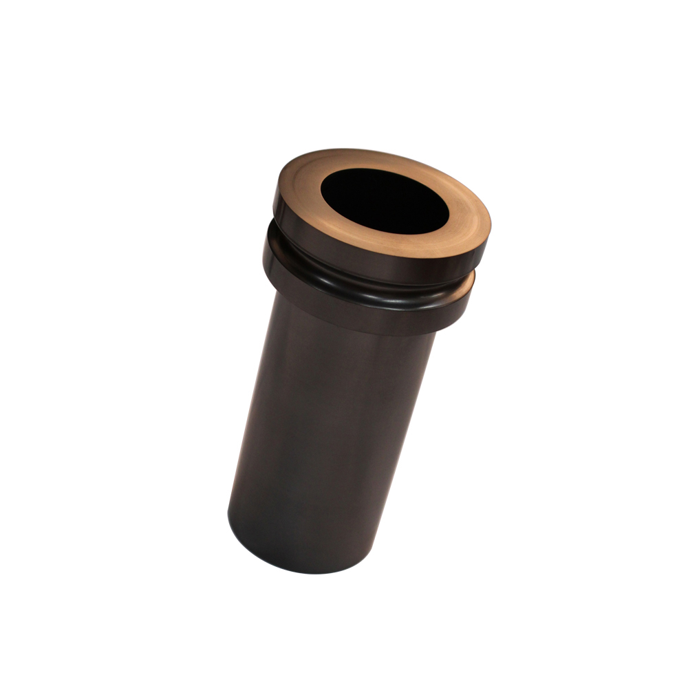 Vista superior inclinada del crisol de grafito de doble anillo pulido, que muestra un collar de anillo mecanizado con precisi&oacute;n y una cavidad interior lisa