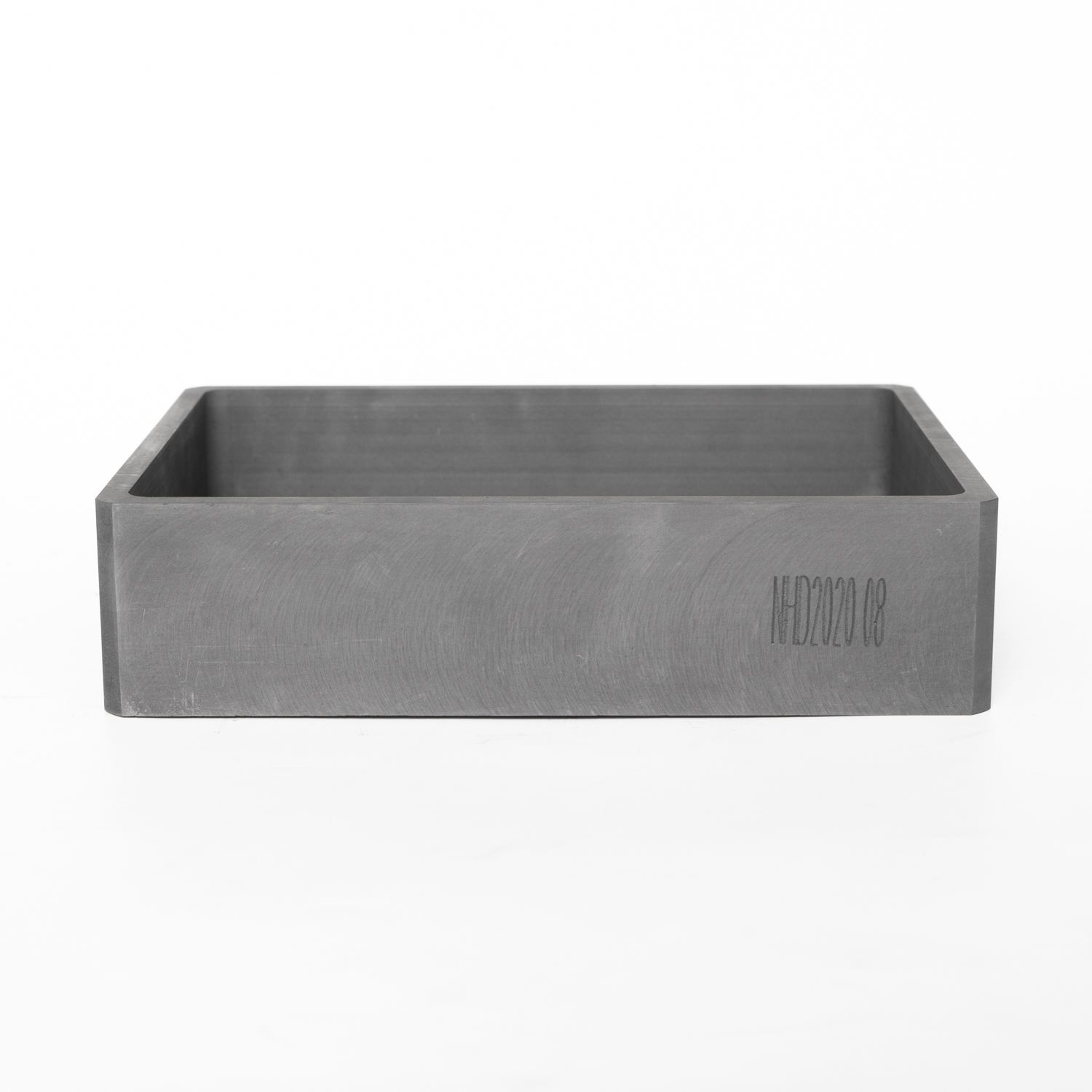 Caja rectangular de grafito con identificaci&oacute;n grabada, dise&ntilde;ada para aplicaciones industriales de alta temperatura que requieren trazabilidad del material.